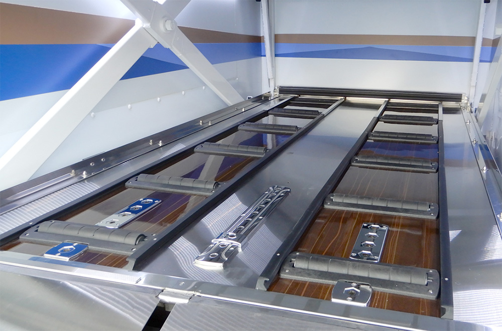 ハイエース４棺収納 油圧式棺台（保冷式４棺収納）内部１