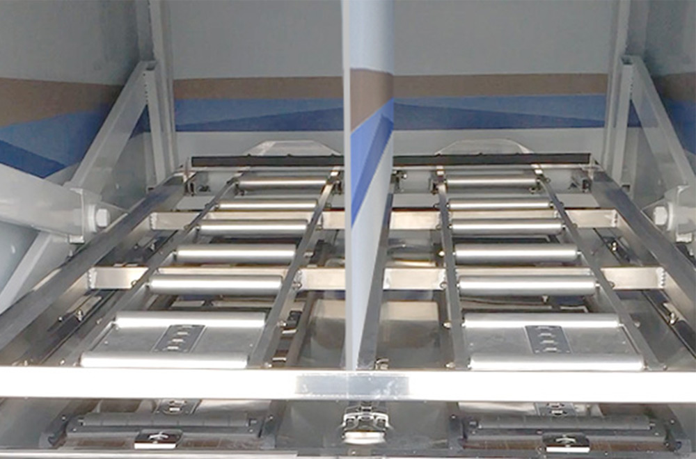 ハイエース４棺収納 油圧式棺台（保冷式４棺収納）内部２